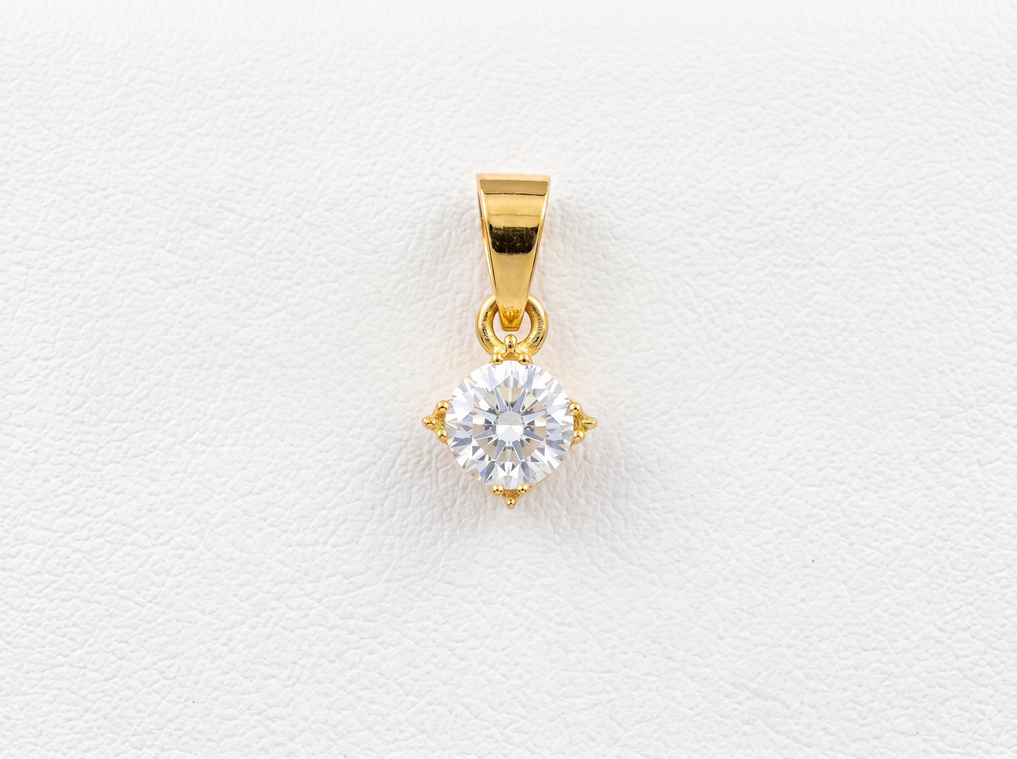 round brilliant lab diamond pendant | timeless solitaire elegance