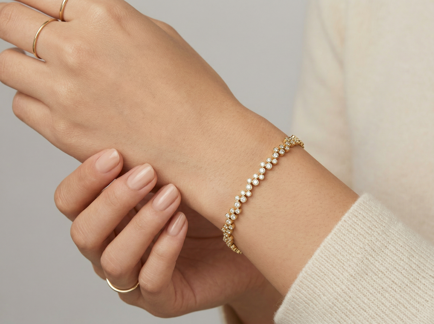 bubble shape bezel set diamond bracelet | round brilliant cut diamond design