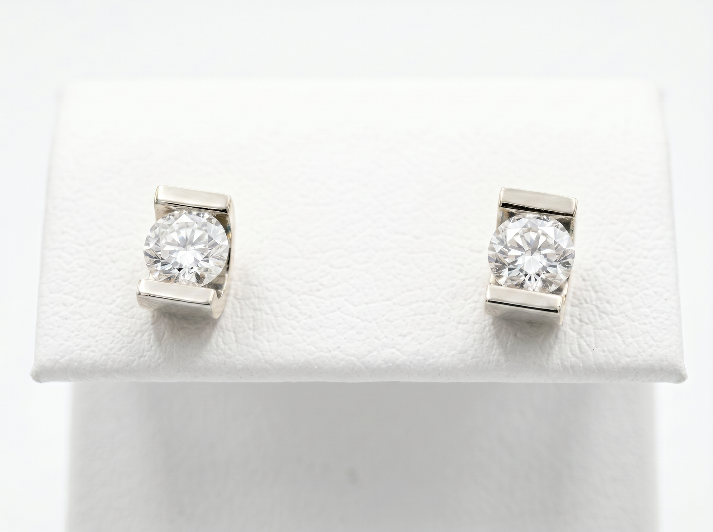 men’s round diamond stud earrings | modern bar set solitaire design