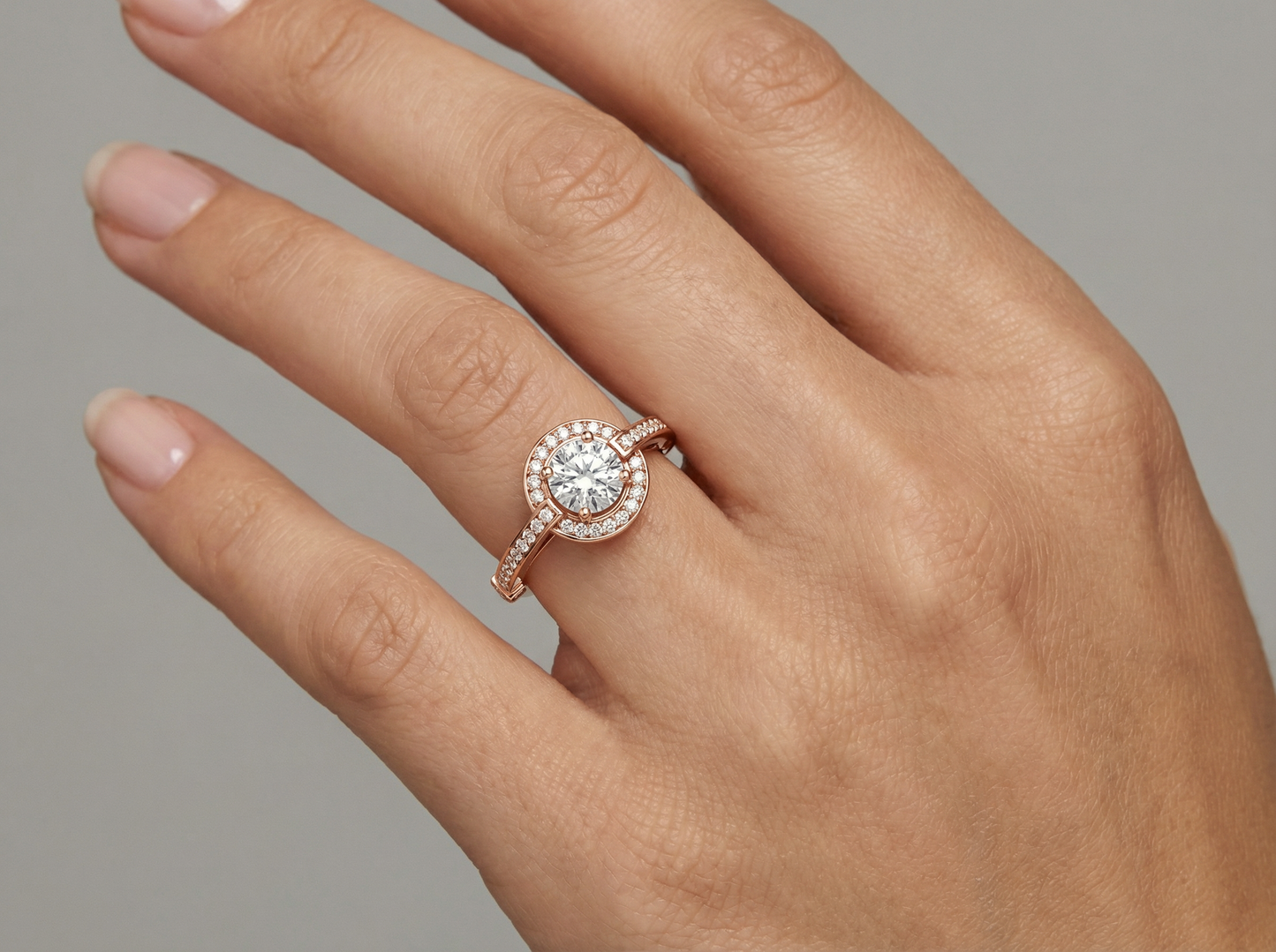 round brilliant diamond halo engagement ring | over-edge pavé halo setting